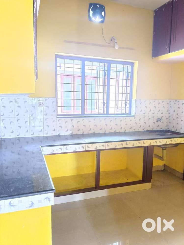 1st floor house 1 bed room hall kichen for family/ladies vytila hub