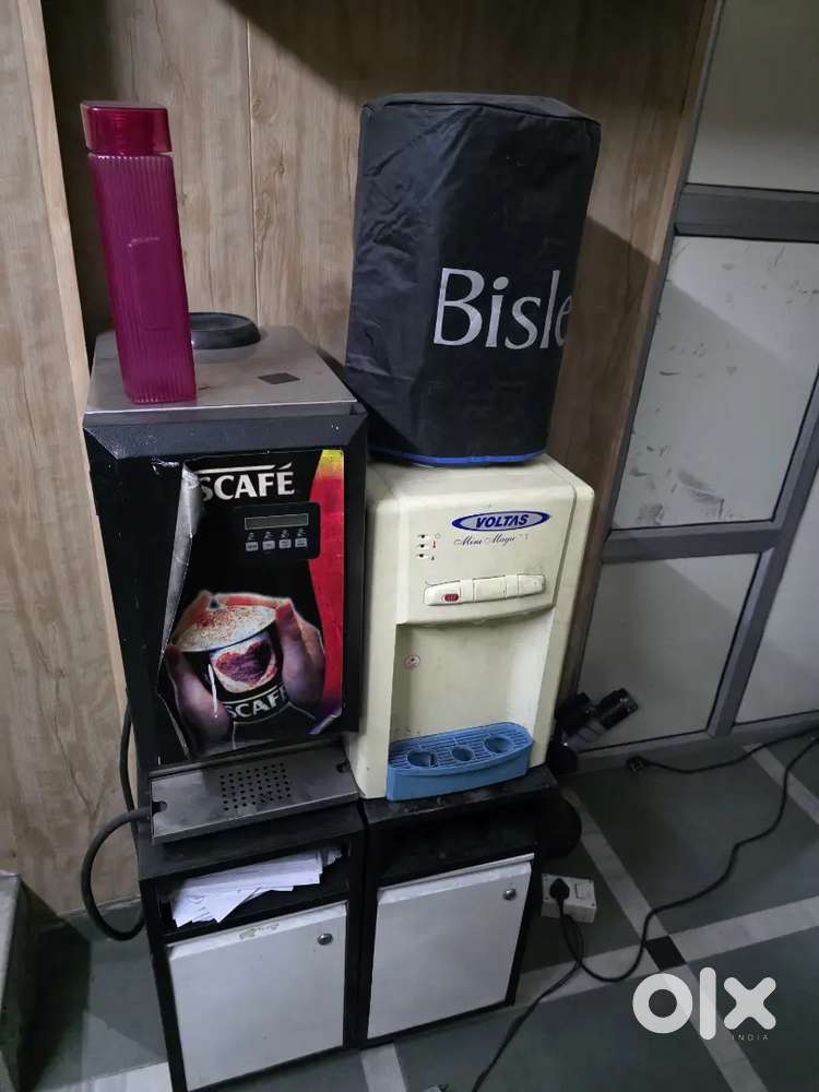 Water dispenser and coffee machine