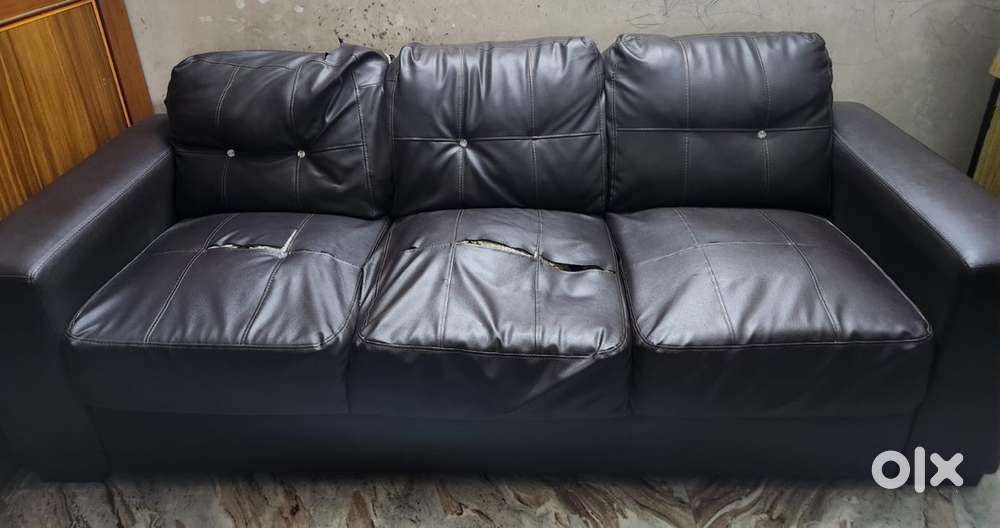 Used Damro make 3+2 Seater Sofa Set for Sale