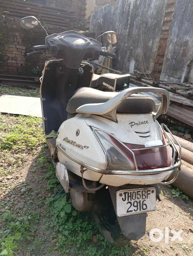 Well maintained activa 3g white colour