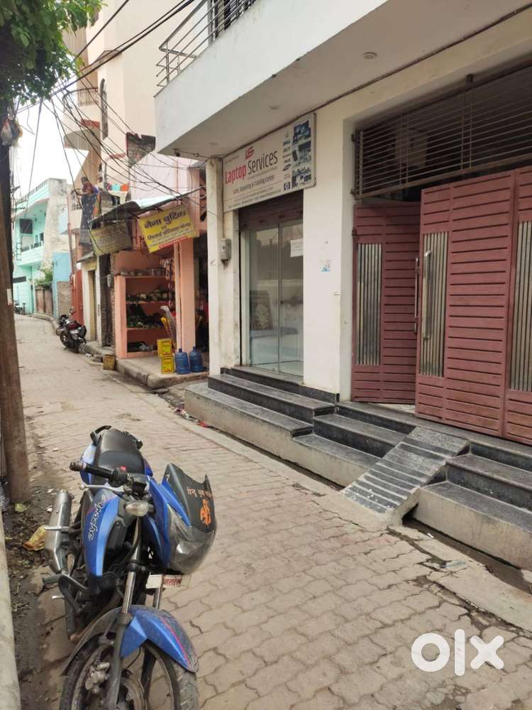 Flat rent in Mahmoorganj 3rd Flor Lite 16 , fan 4 ,AC 1, Bad , Almira