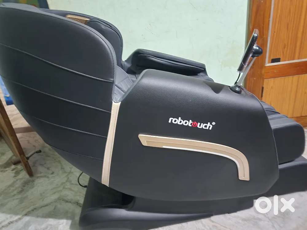 Robotouch Full-Body Massage Chair – Premium Comfort & Therapy