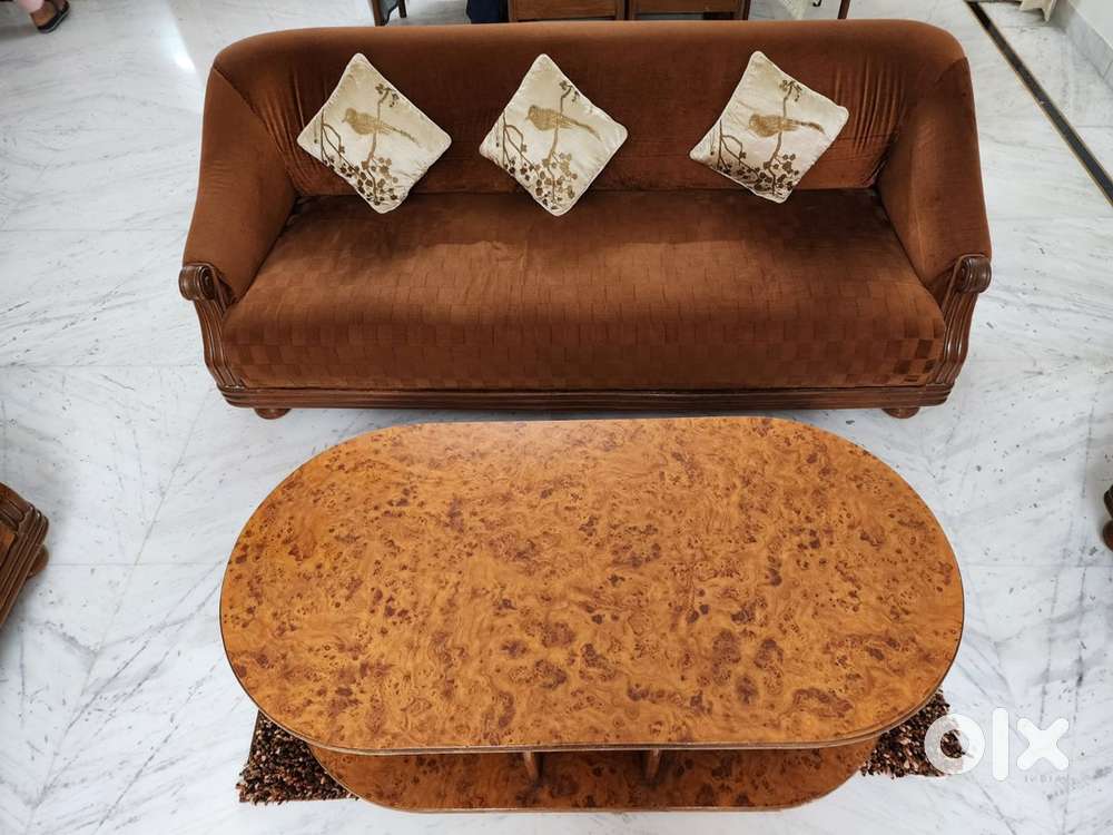 Selling a comfortable and durable 5-seater sofa set and a center table