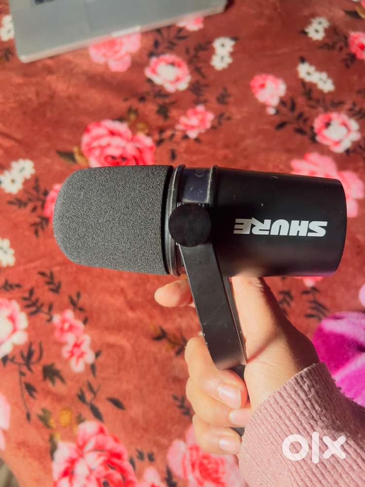 Shure MV7 best for podcast or recording vocals, brand new condition