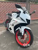 R15 V4 WHITE COLOR BIKE