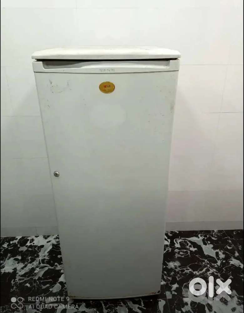 Single door white colour fridge.       Llkmnbwpidm