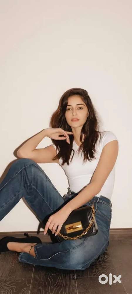 FEMALE MODEL FOR ADSHOOT