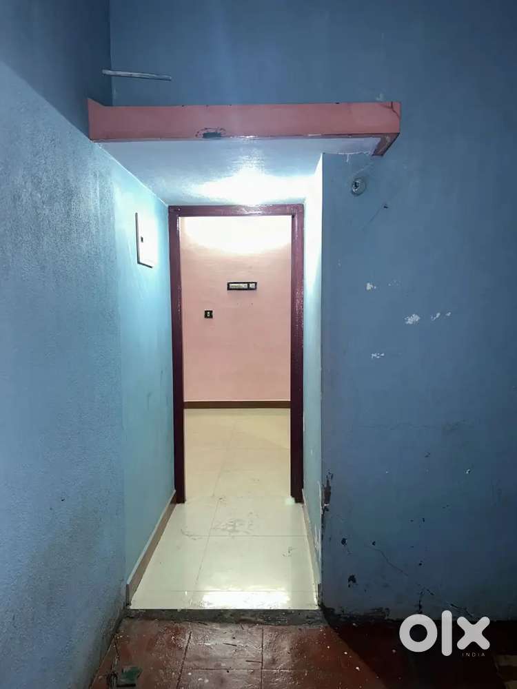 1Rk house for rent .main location .good water  and transport easy .