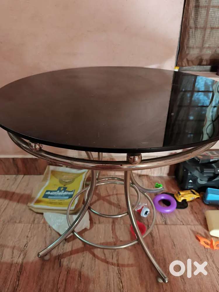 Round dining table