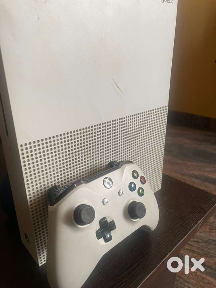 Xbox OneS 1TB with controller