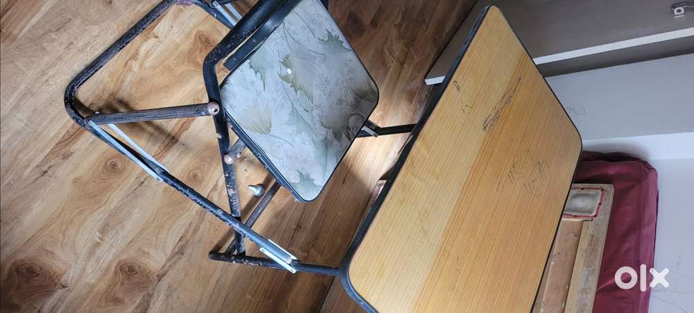 Foldable kids table and chair