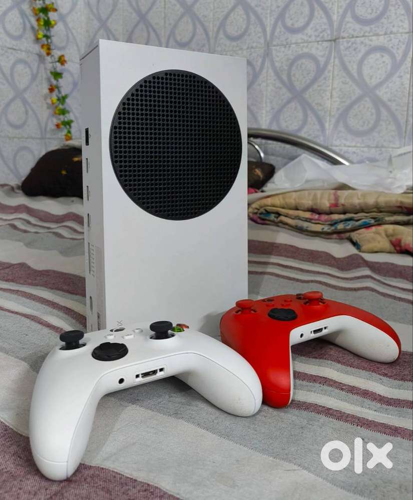 XBOX Series S (512 GB) with 2 Controllers