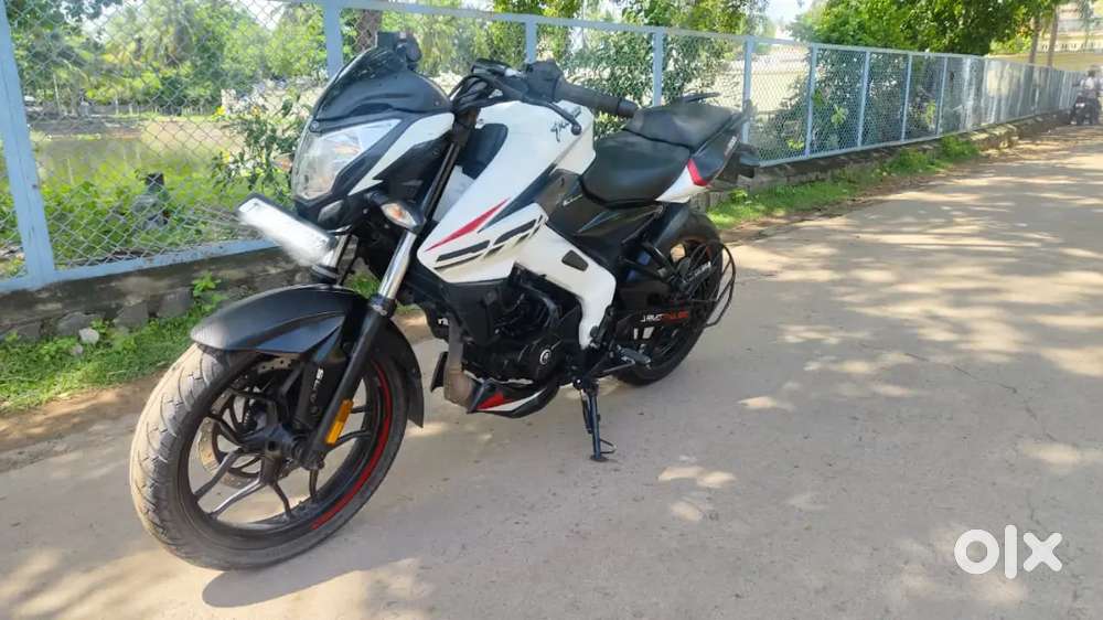 NS 200 WHITE (Pay 15k Remaining Emi Option)