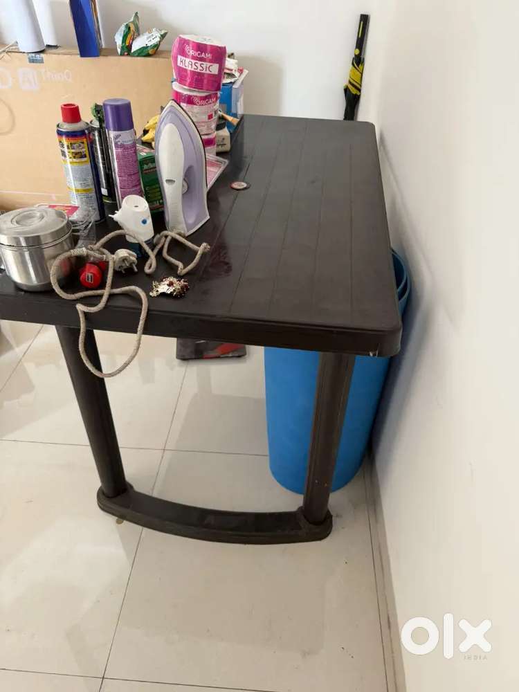 Plastic Dining table with 4 plastic chair
