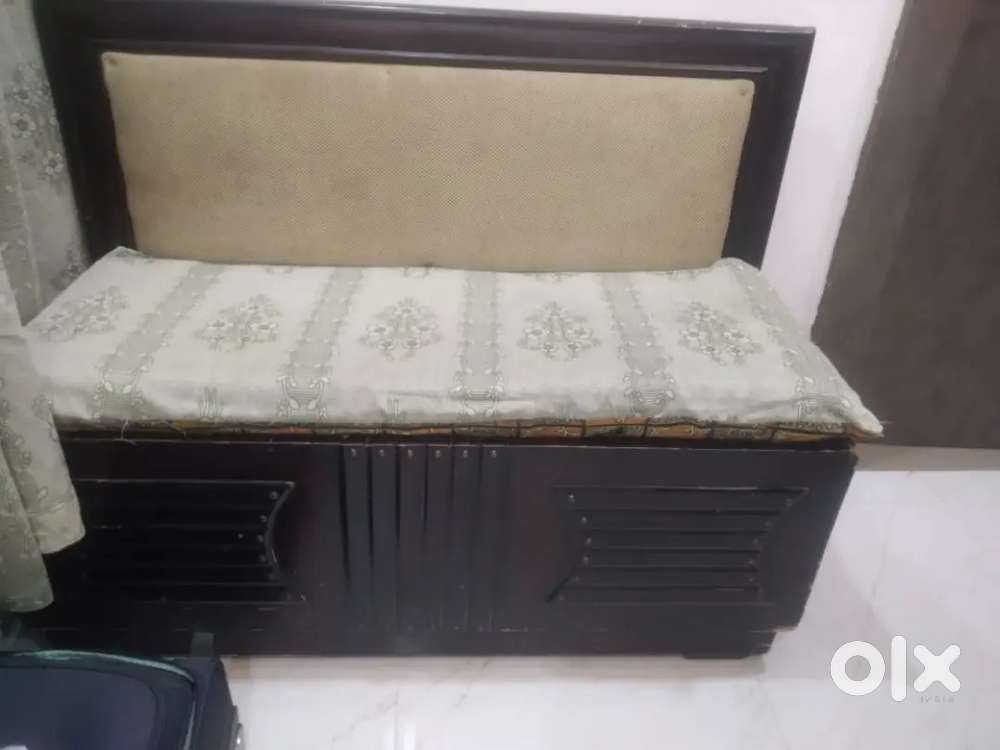Single box sofa