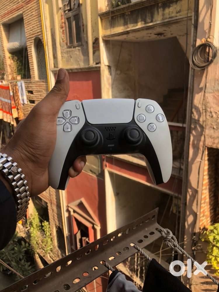 Ps 5 controller  brand New use 2 month old