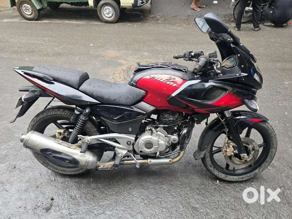 Well maintained pulsar 220F full service done
