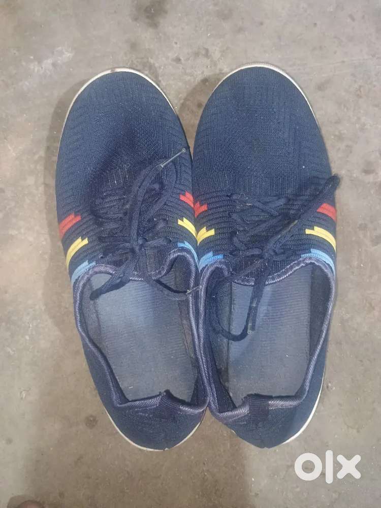 Dono juta 10-10 number ka hai..  design bahut accha hai