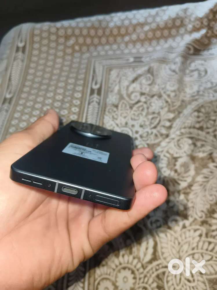 One plus 13r , black colour, 1.5 months old only , 12+12/256 storage