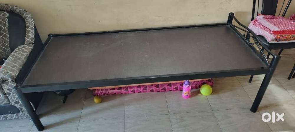 Bed (3x6) ply mounted good condition bed.