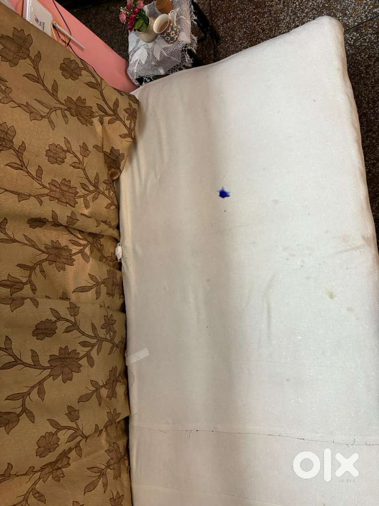 Single bed with matrix