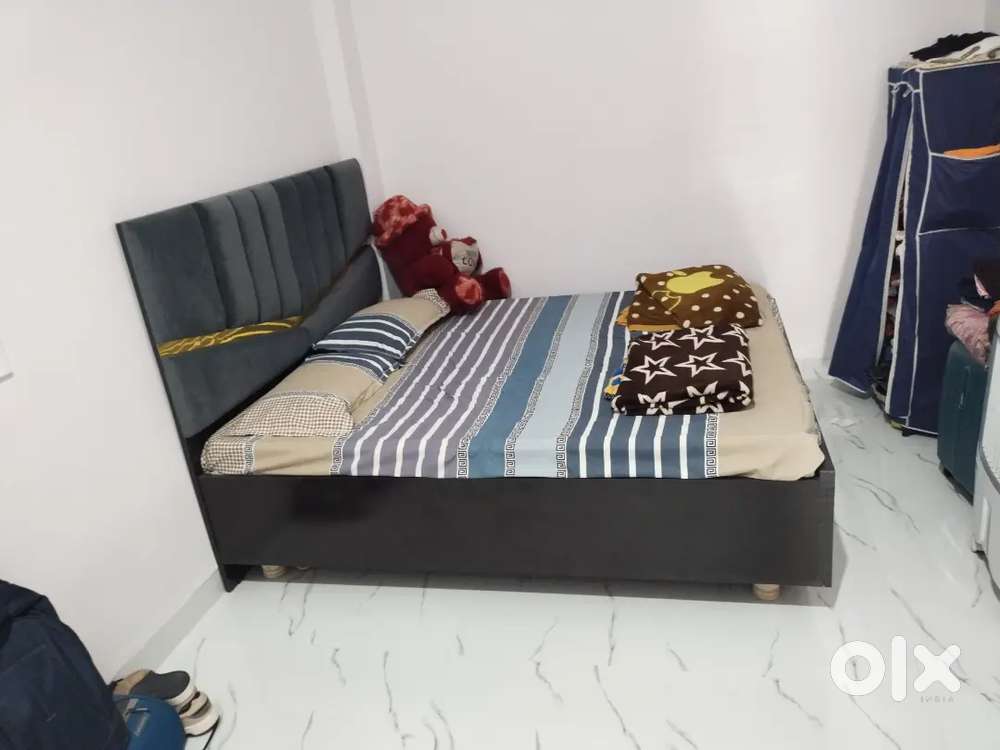 5/6 wooden bed with back fully comfortable with soft cushion