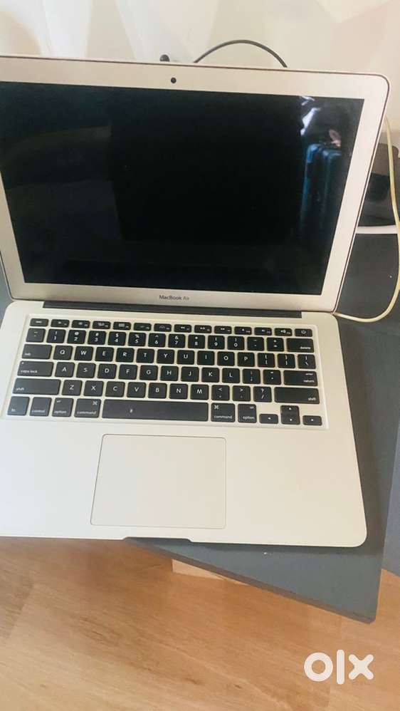 Aapple mac book air 2012