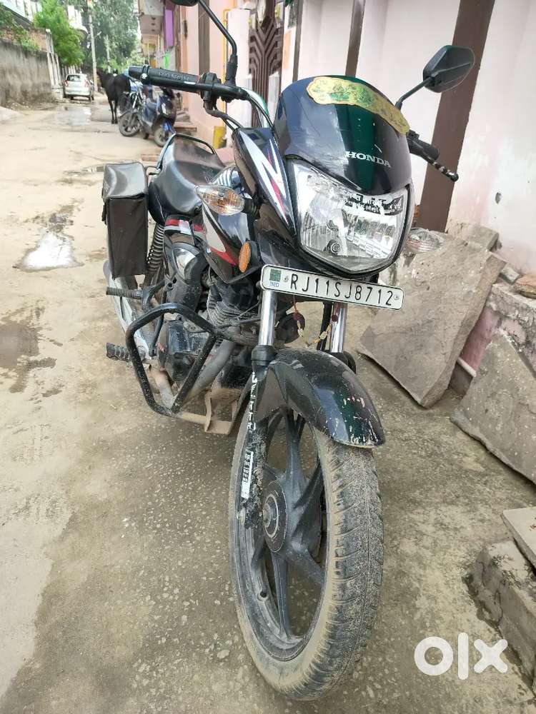 Selling Honda Shine bike model2017 bharat stage 4 with good condition