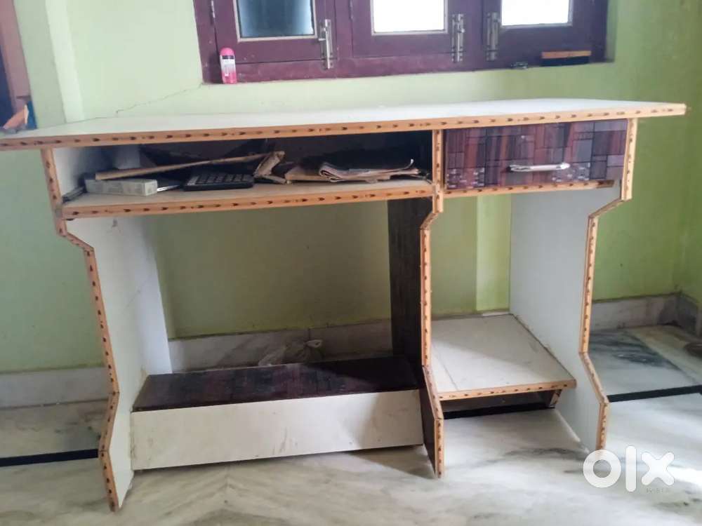 Computer table