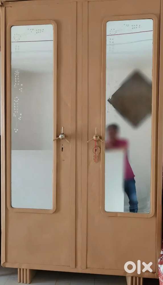 ગોદરેજેનો કબાટ ડબલ બારણા વાળો