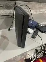 PS4 Fat with Preinstalled games and 2 coteoller and CDS