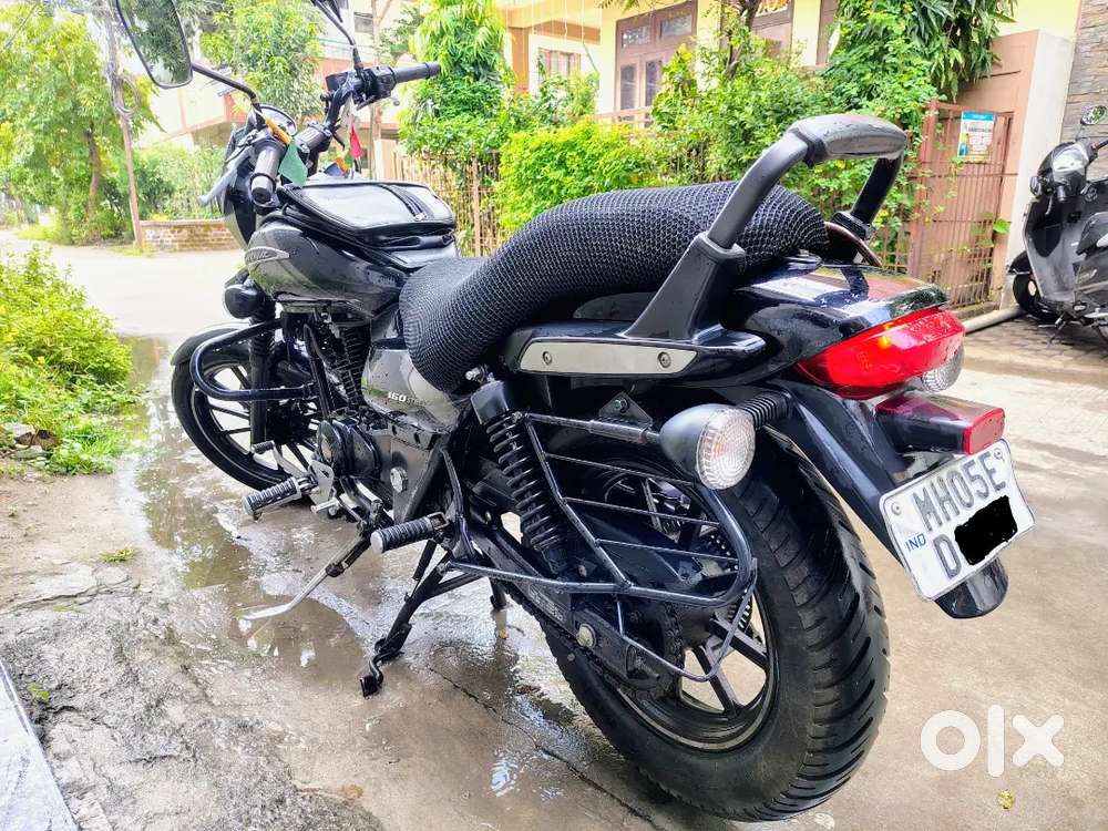 Bajaj Avenger 160 street