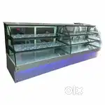 Showcase with the fully designsed glass for bekery