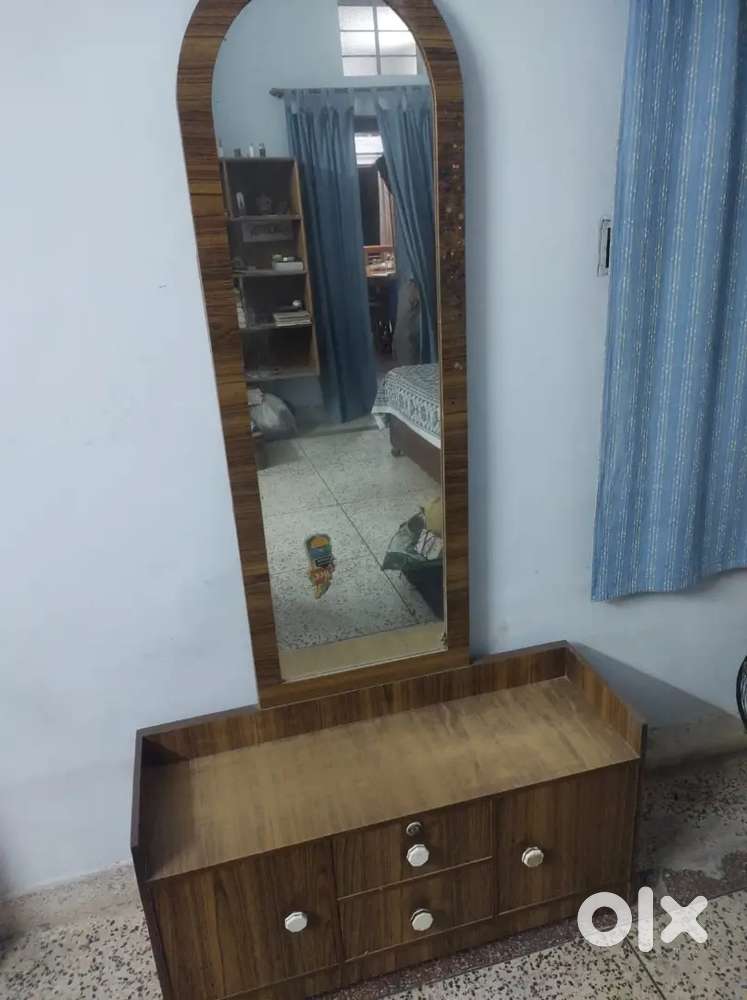 Wooden dressing table with mirror