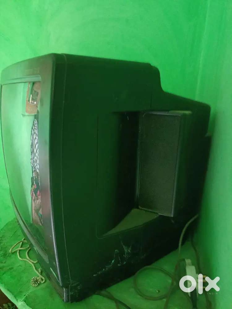 Tv achha hai esliye bech rahe LCD leni h