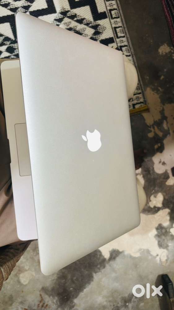 Apple laptop