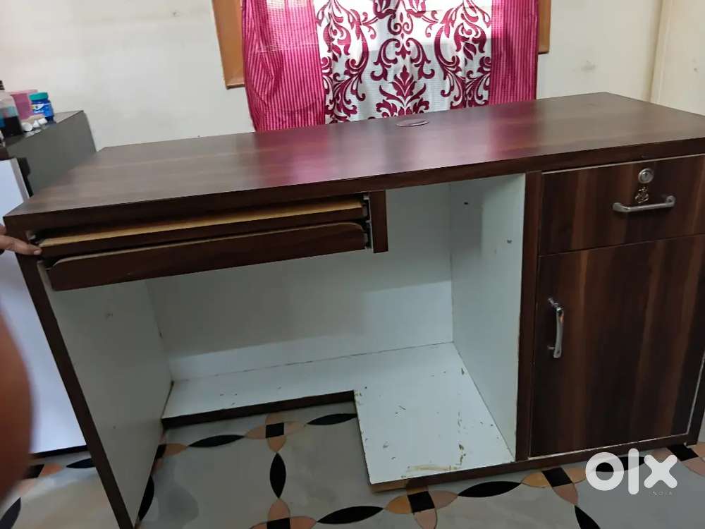 Table which can be used for students and officers.