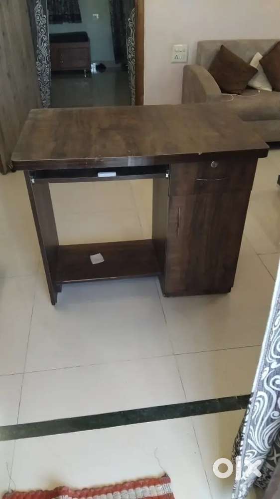 Computer table