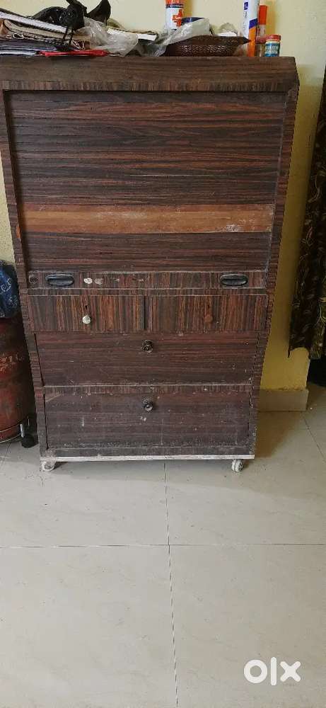 SHUTTERING TV STAND