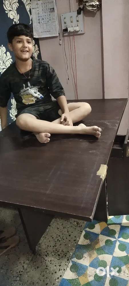 Folding table