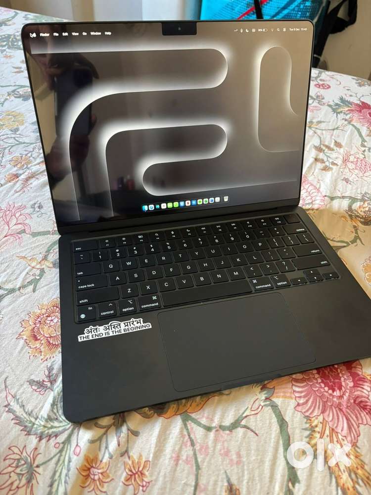 MacBook Air M2, 8/256 with box in Charger