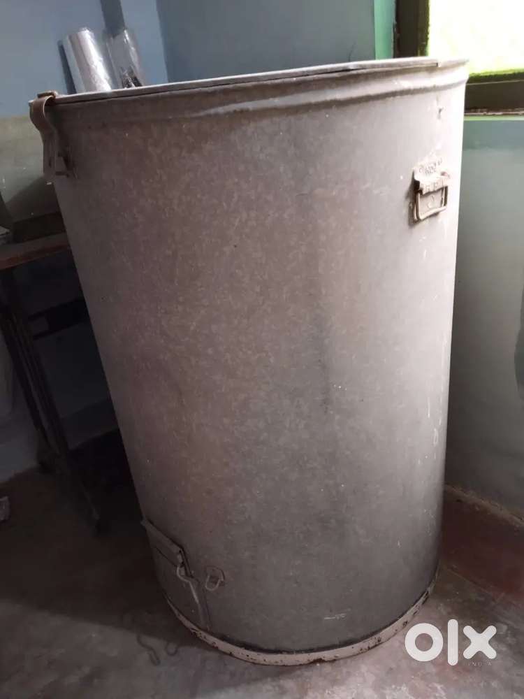 Iron storage container