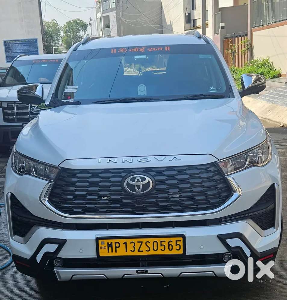 Toyota Innova Hycross 2025 Petrol 23000 Km Driven