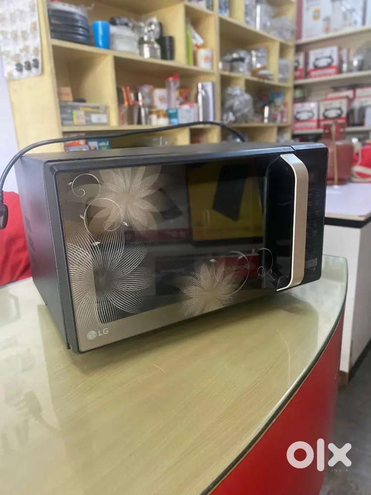 Microwave oven with convention