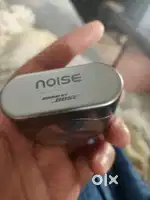 Selling month old sparsely used earbuds noise by bose