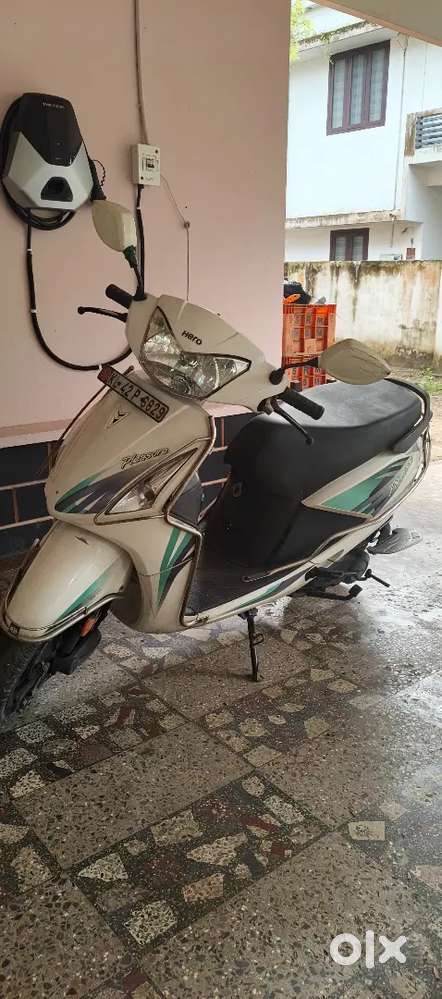 Hero Honda Pleasure Scooty White