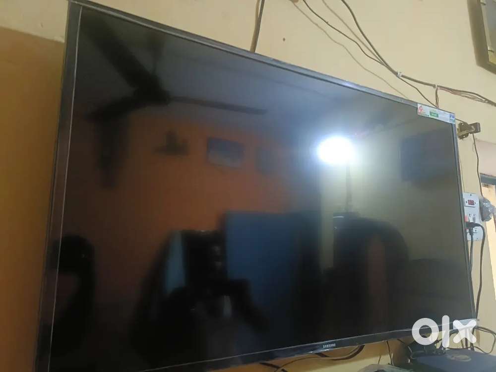 4 year old tv 43 inch samsung company with bill paper available