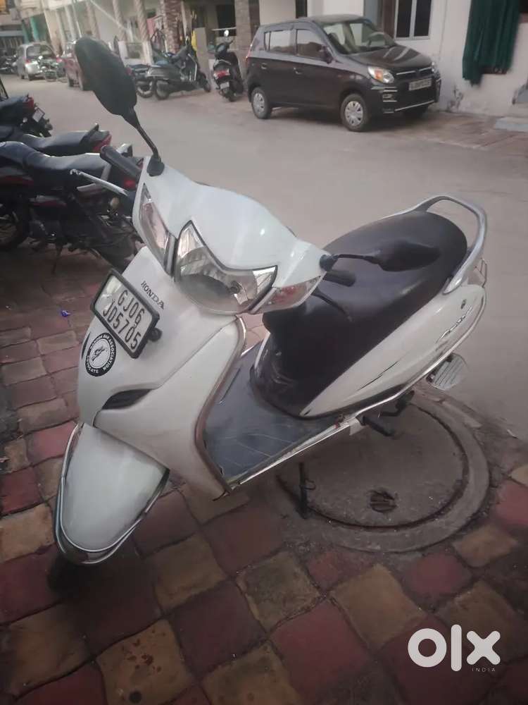 New condition Activa 3G, single hand used on sale