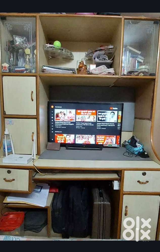 Computer table with showcase