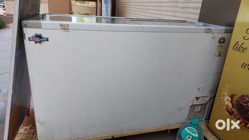 Rockwell 450 ltr glass top deep freezer.